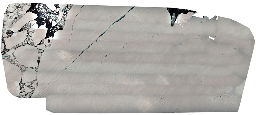 Dronebilde av KV Svalbard i havisen.